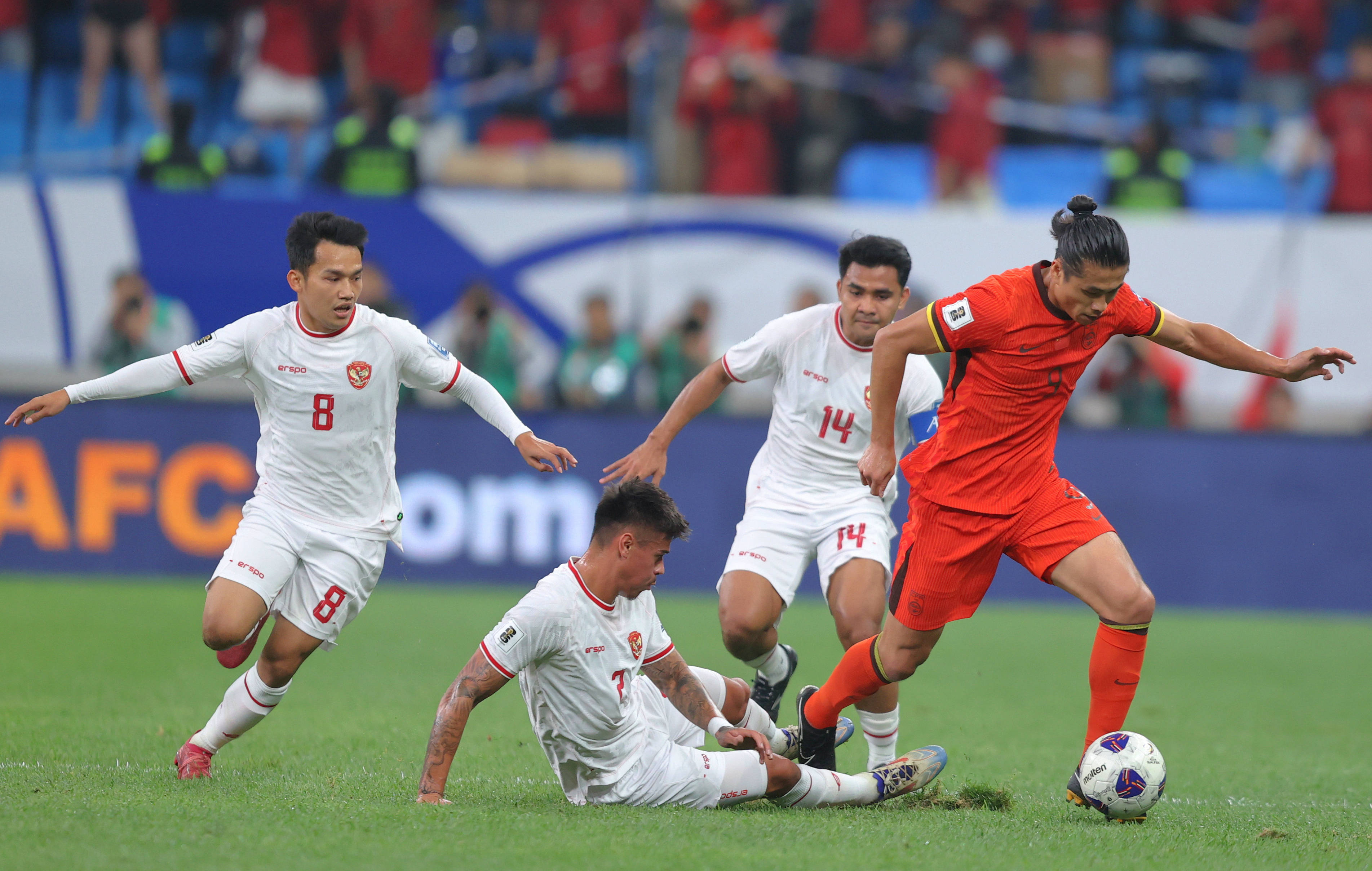 关于世预赛前瞻：国足力争主场捍卫尊严的信息