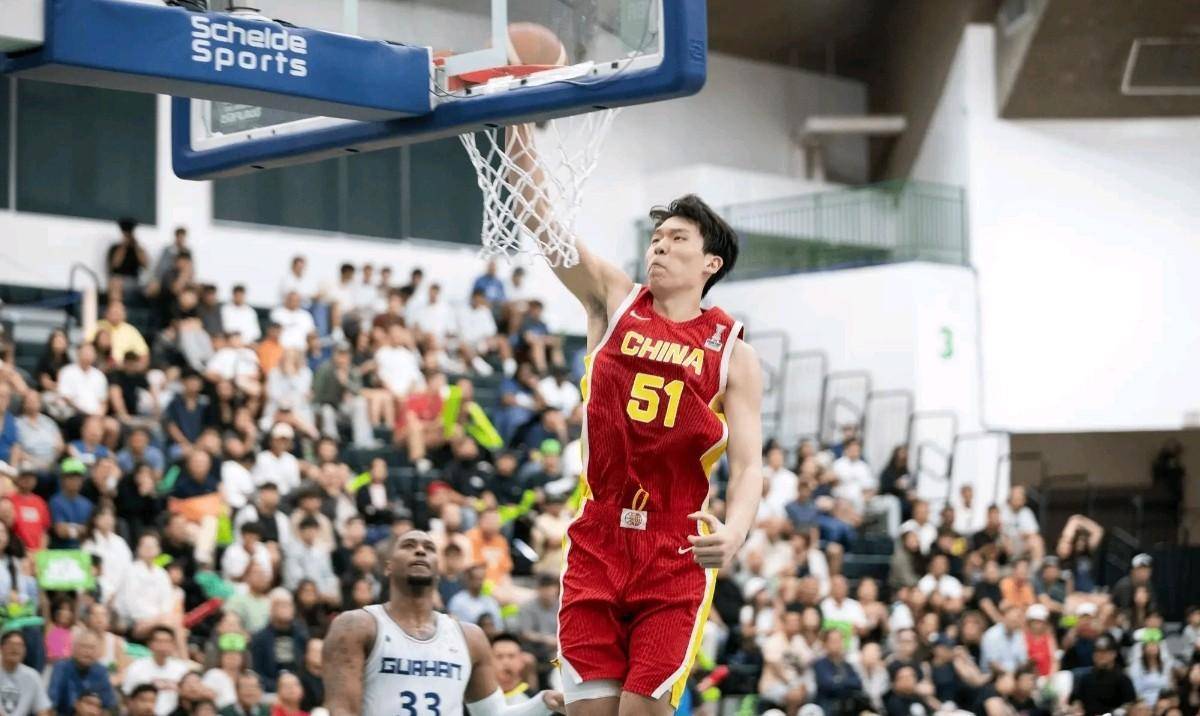 包含杨瀚森NBA新定妆照发布：身披开拓者16号红袍，张开双臂迎接新赛季的词条