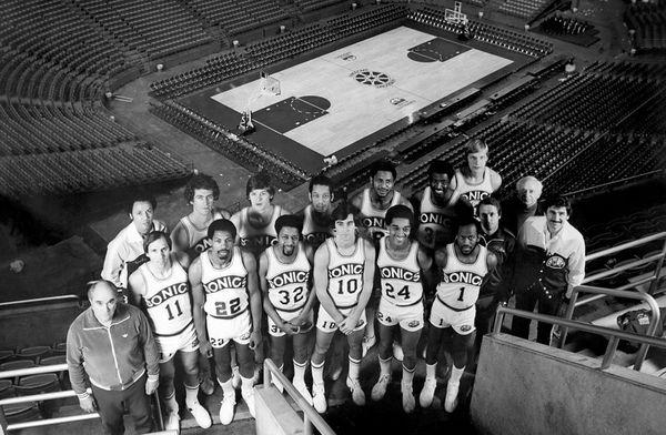 包含伯德与魔术师一起拯救了NBA，将联盟推向全球舞台的词条