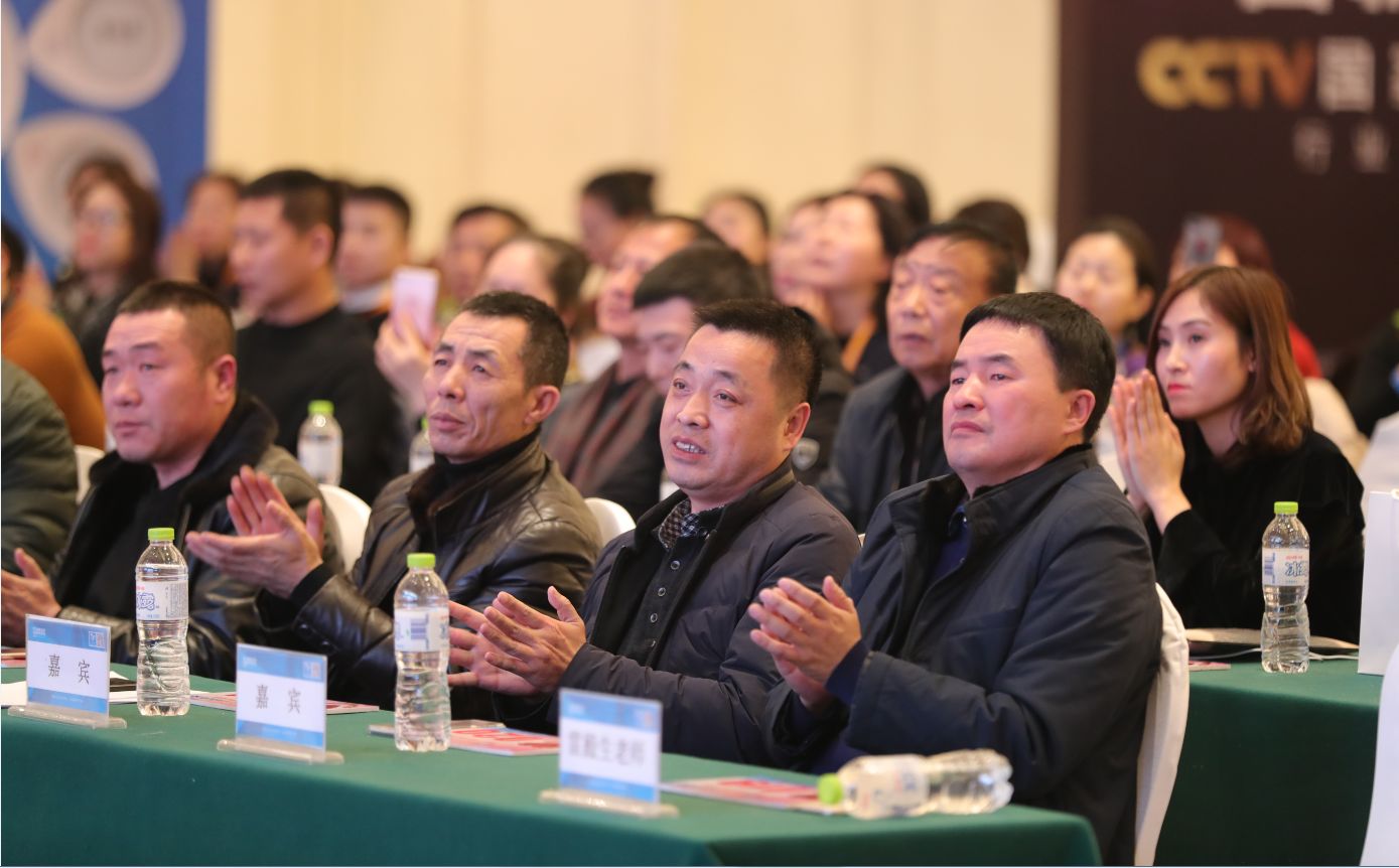巴萨队员集体亮相慈善活动，仁心传递温暖